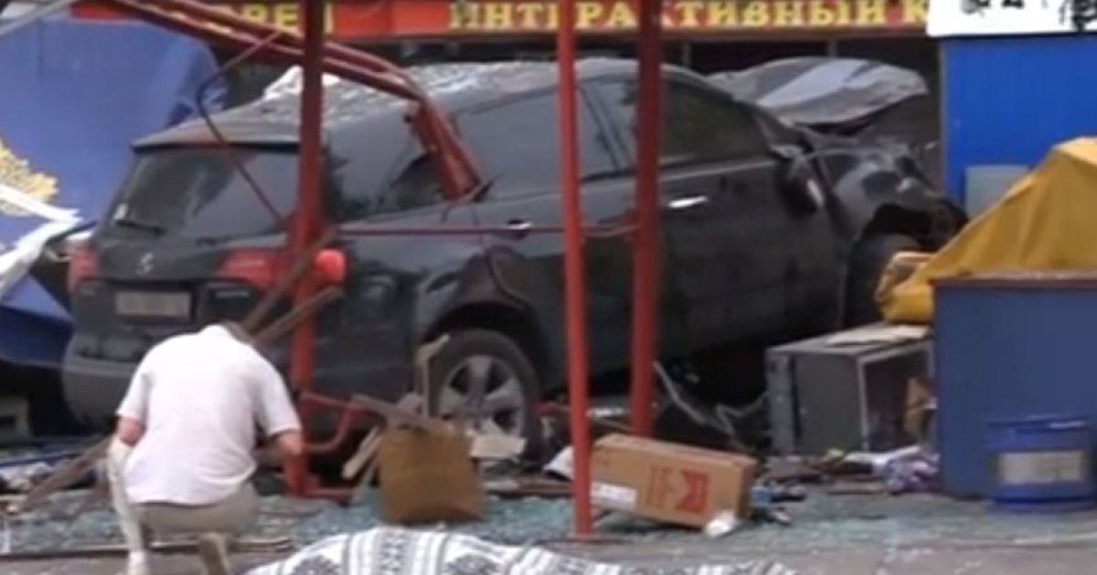 в Стаханові п&#039;яний влетів у зупинку і кафе.