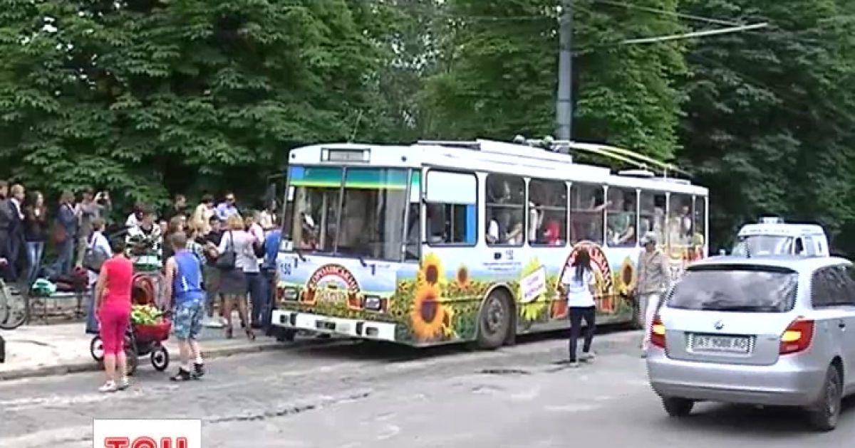 Тернопільський тролейбус умістив 195 чоловік