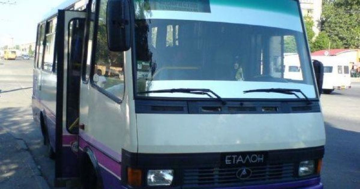 Автобус разом із пасажирами в'їхав до будинку. Ілюстрація