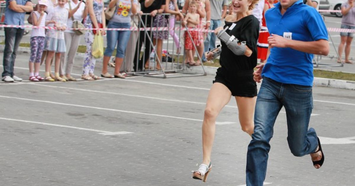 Дівчата та хлопці ганяли Львовом на височенних підборах