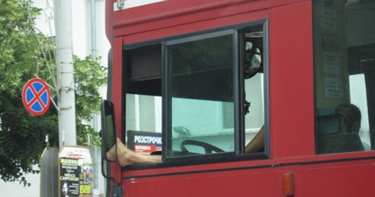 Водій автобуса кермує лише однією ногою