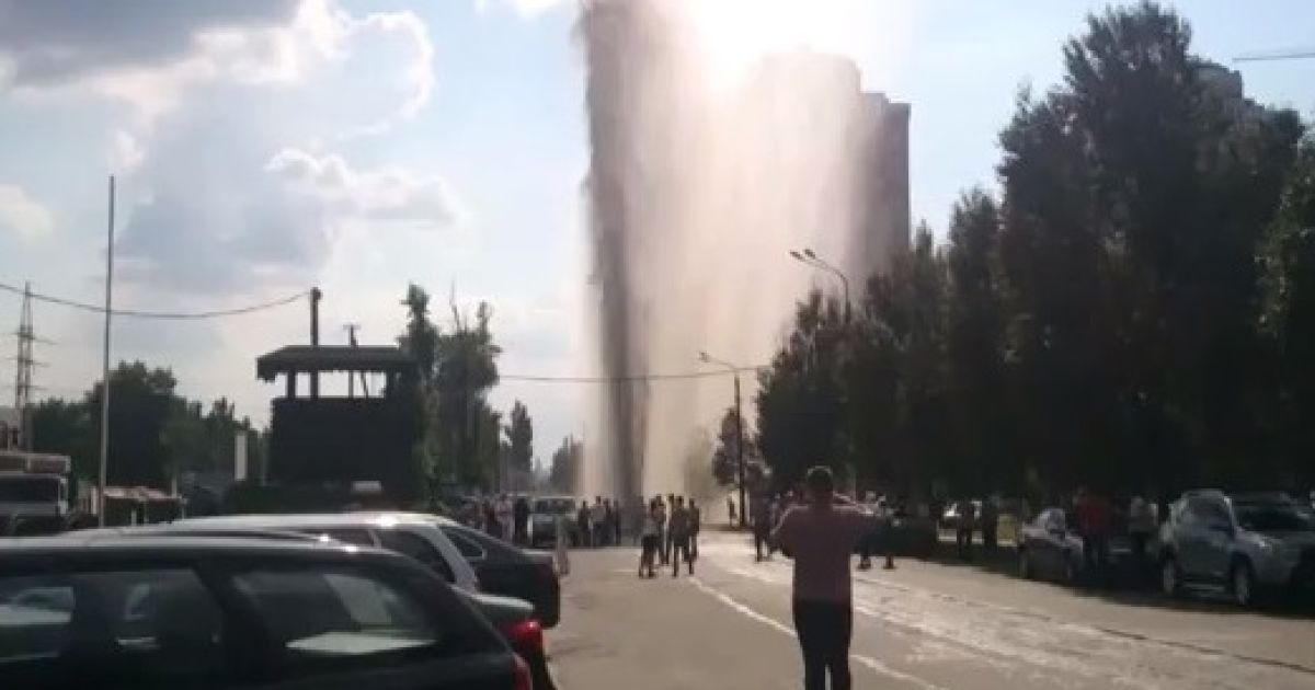 Комунальні служби перекрили вулицю