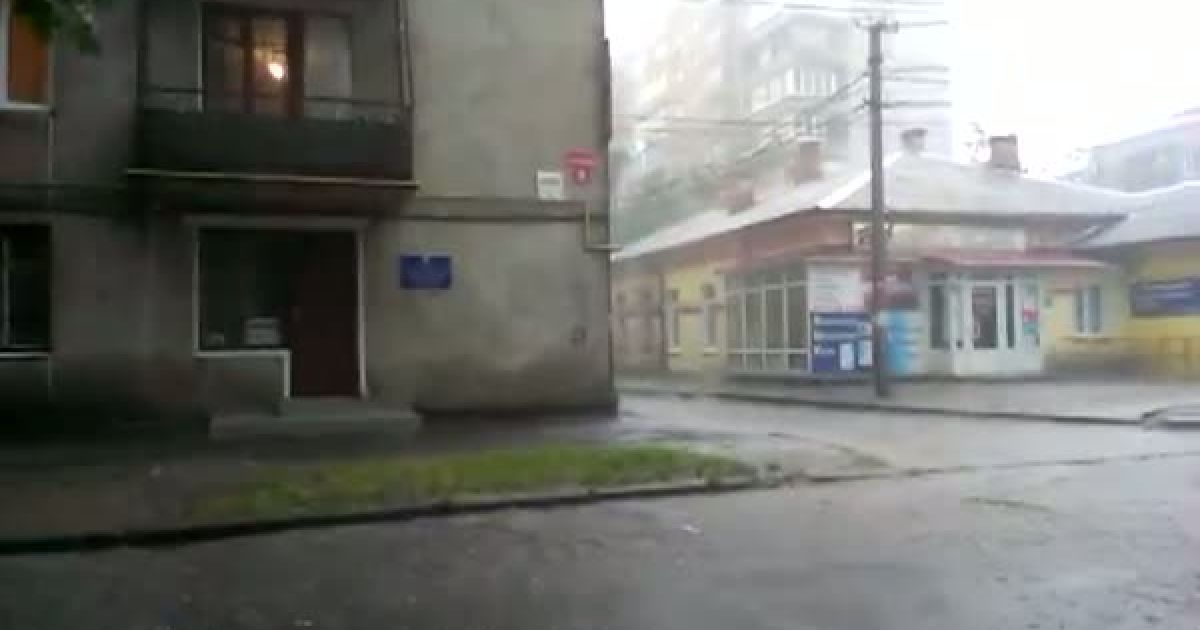 Дощі не перестають вщухати.