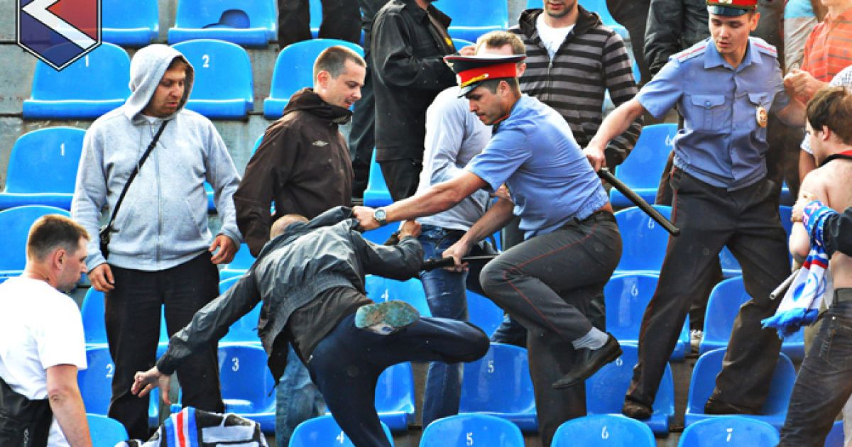 Фанати не порозумілися з поліцією ще на трибунах