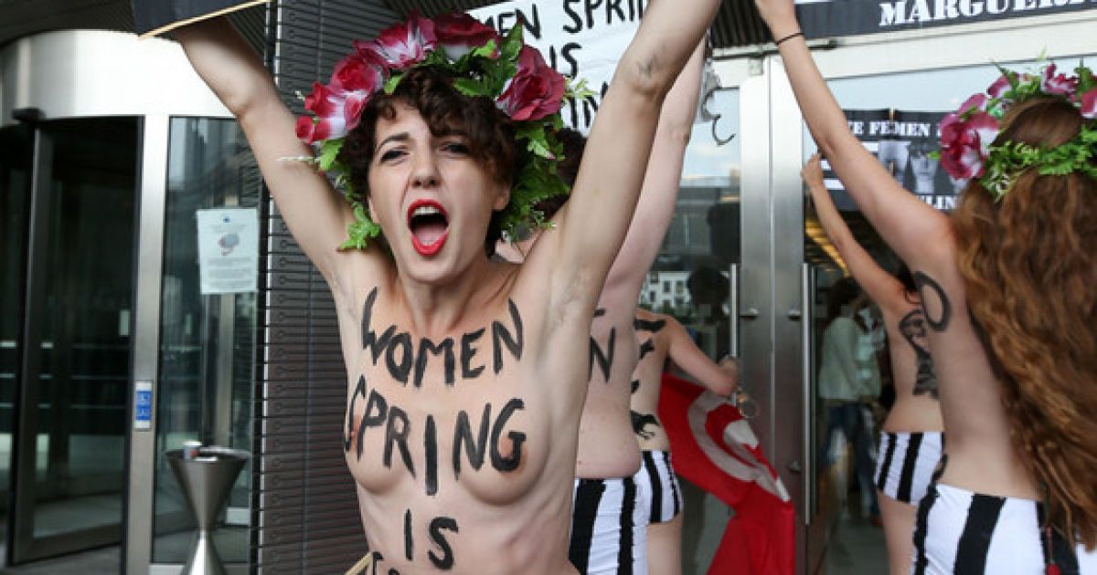 Дівчата з FEMEN влаштували топлес-акцію біля Європарламенту / © Фото EPA/UPG