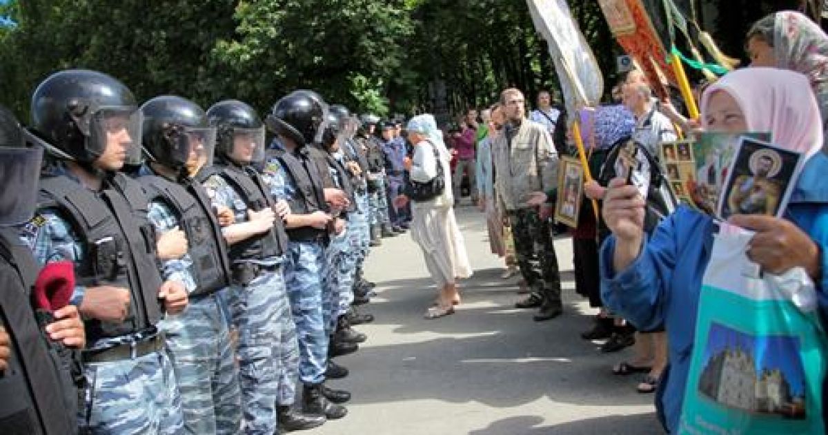 Противники гей-параду усіляко намагалися його зірвати / © Комсомольская правда в Украине