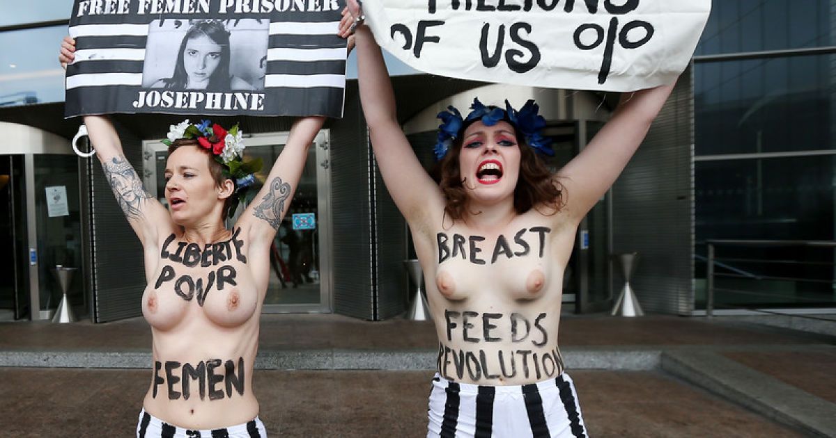 Дівчата з FEMEN влаштували топлес-акцію біля Європарламенту / © Фото EPA/UPG