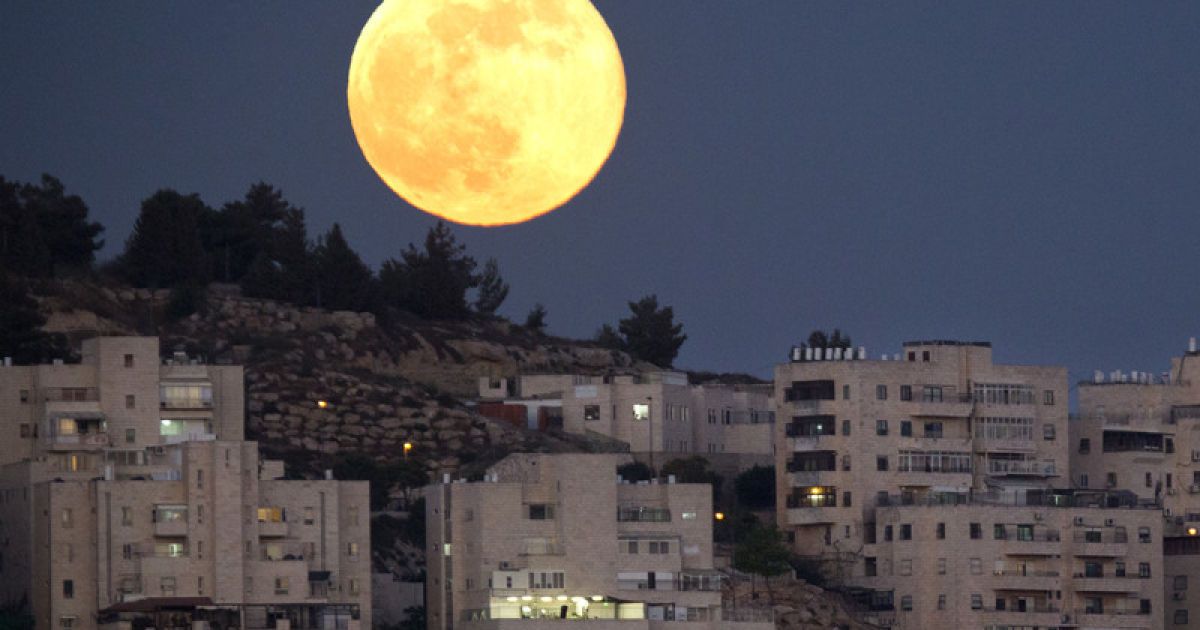 Українці і сьогодні можуть спостерігати за Супермісяцем