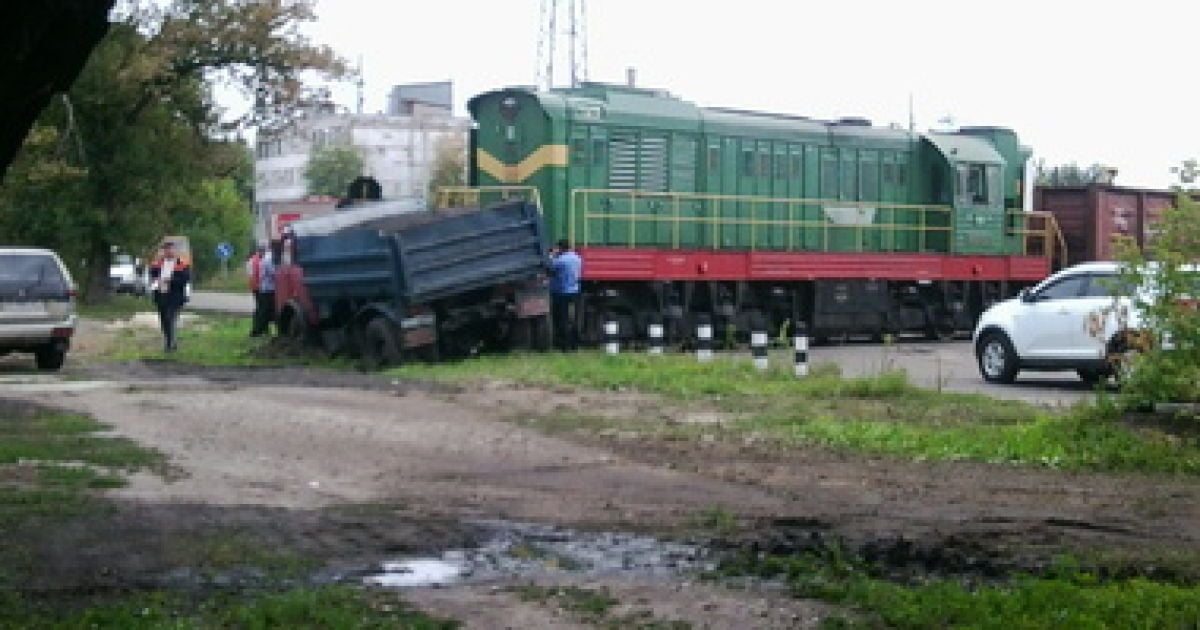 Потяг врізався у вантажівку, водій якої його не помітив