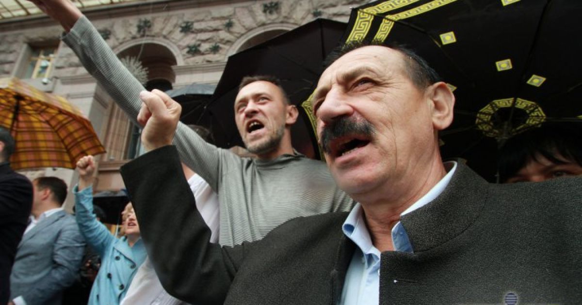 Акція протесту під Київрадою проти перенесення виборів у Києві на 2015 рік / © УНІАН