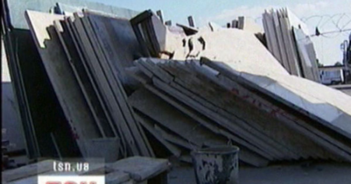 Діти ледь не загинули під будівельною плитою. Ілюстрація