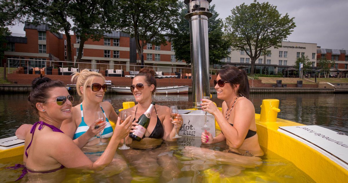 Британці плавають по Темзу у джакузі.