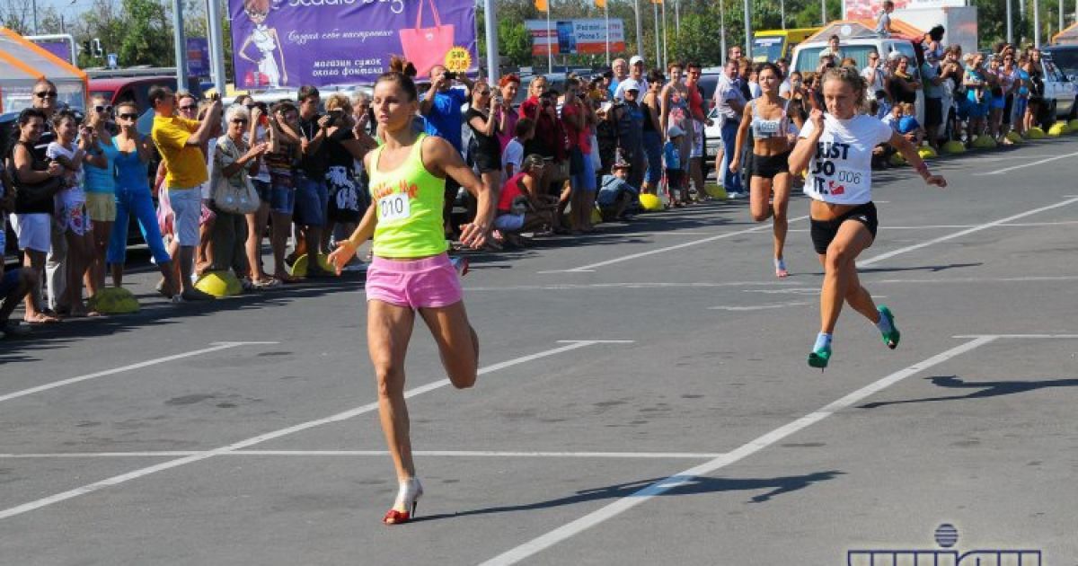 Дівчата на підборах бігли наввипередки / © УНІАН
