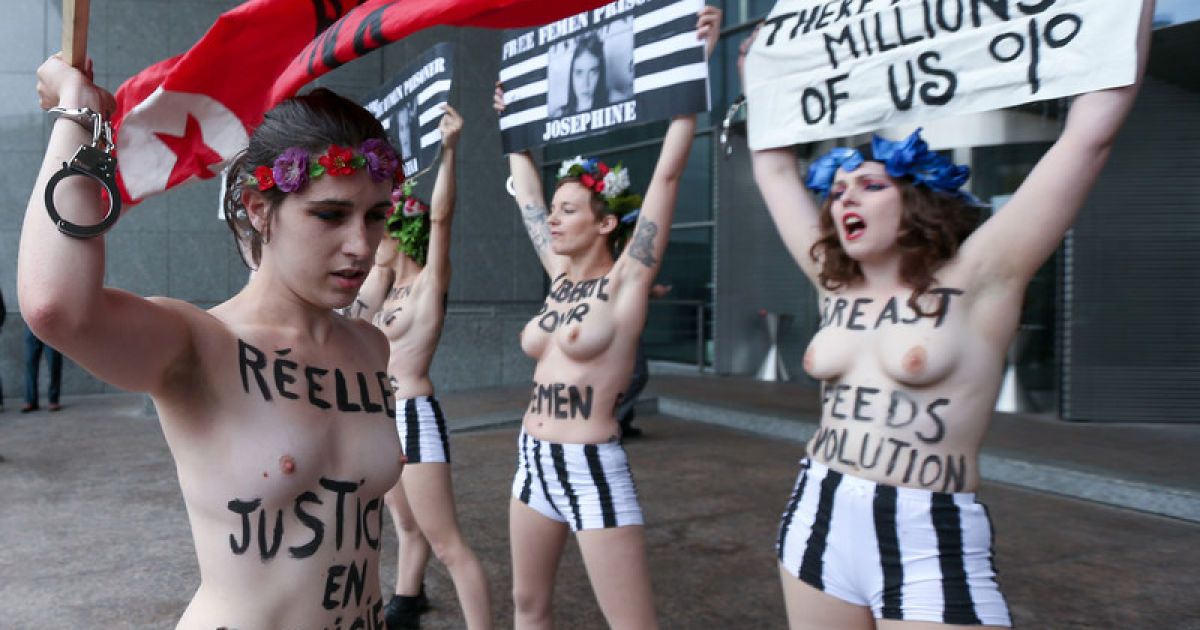 Дівчата з FEMEN влаштували топлес-акцію біля Європарламенту / © Фото EPA/UPG