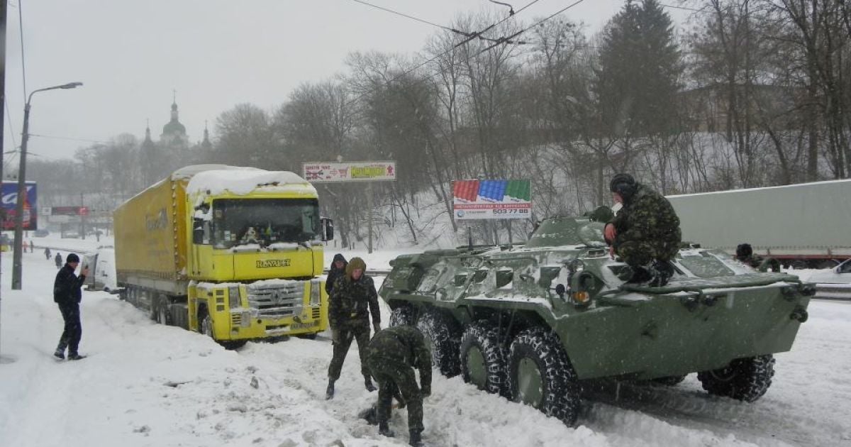 У Києві готують БТР до зимових снігопадів