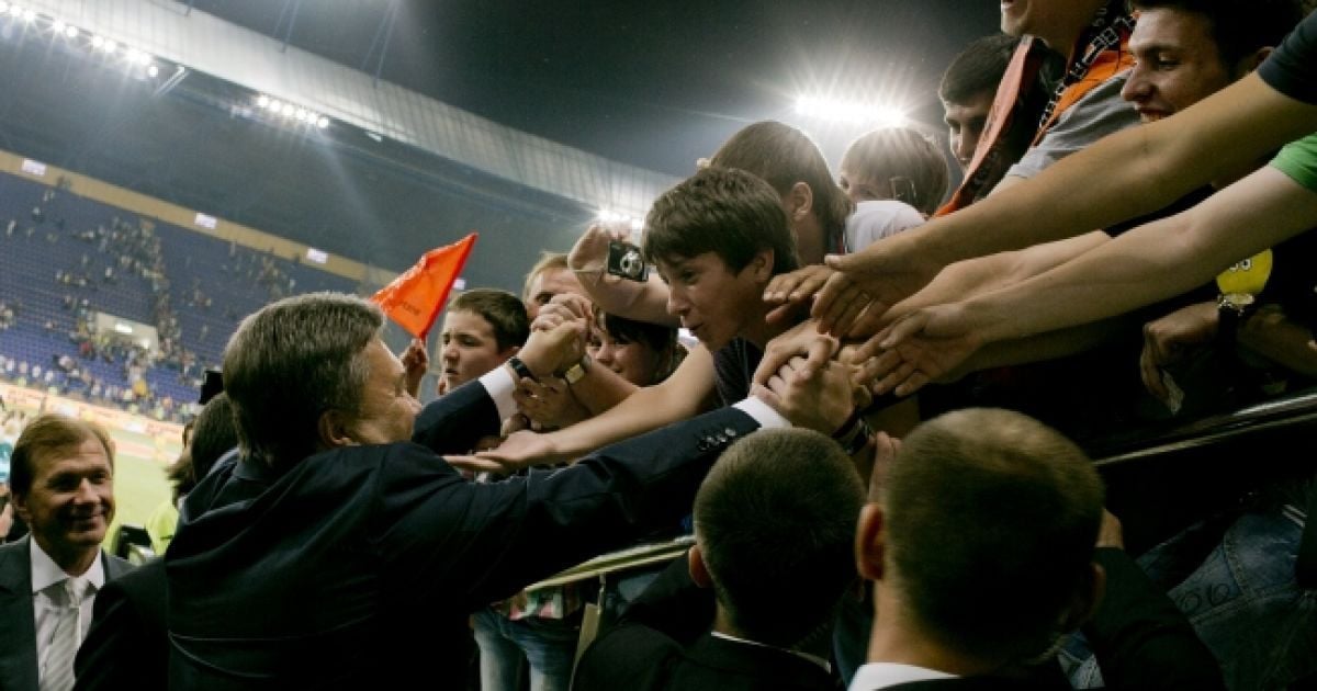 Віктор Янукович спілкується з уболівальниками