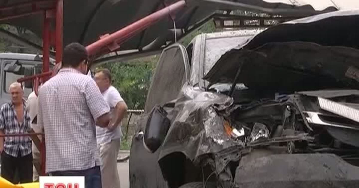 Авто просто розтрощило зупинку та літнє кафе