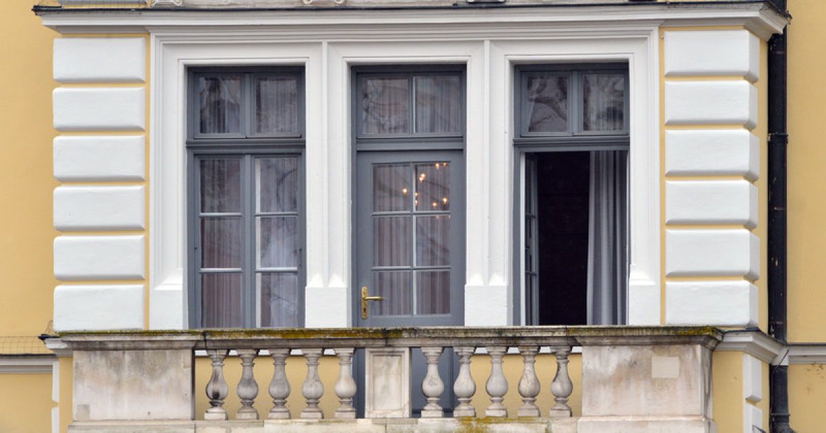 У вікні ратуші зліва видно силует люди / © Фото EPA/UPG