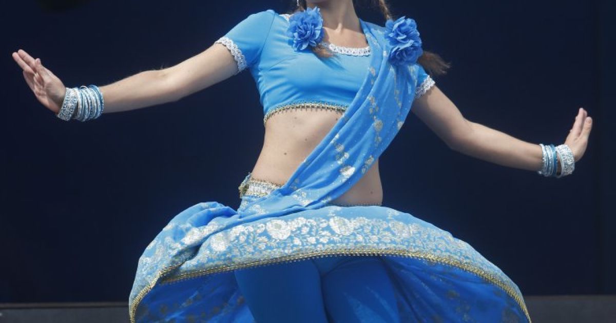 Кияни кидали один в одного фарбою / © УНІАН