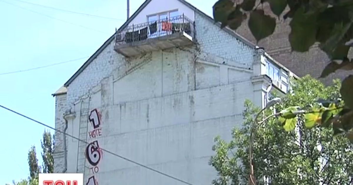 У Києві бордель із джакузі на горищі будинку провалюється поверхом нижче