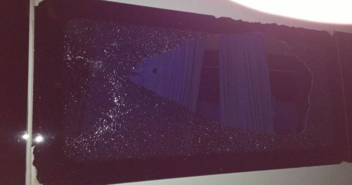 Невідомі прострелили скло, після обстрілу в салоні почалася паніка