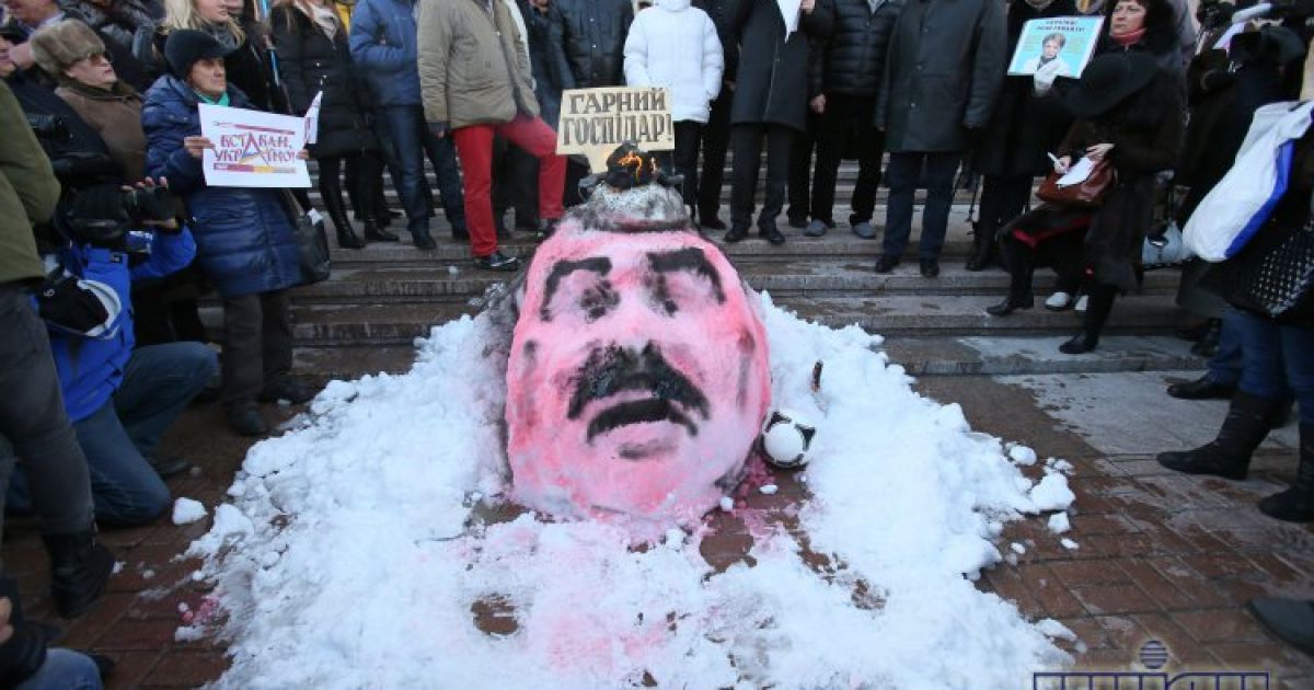Опозиція спалила сніговика і просто &laquo;гарного госпідара&raquo; Попова / © УНІАН