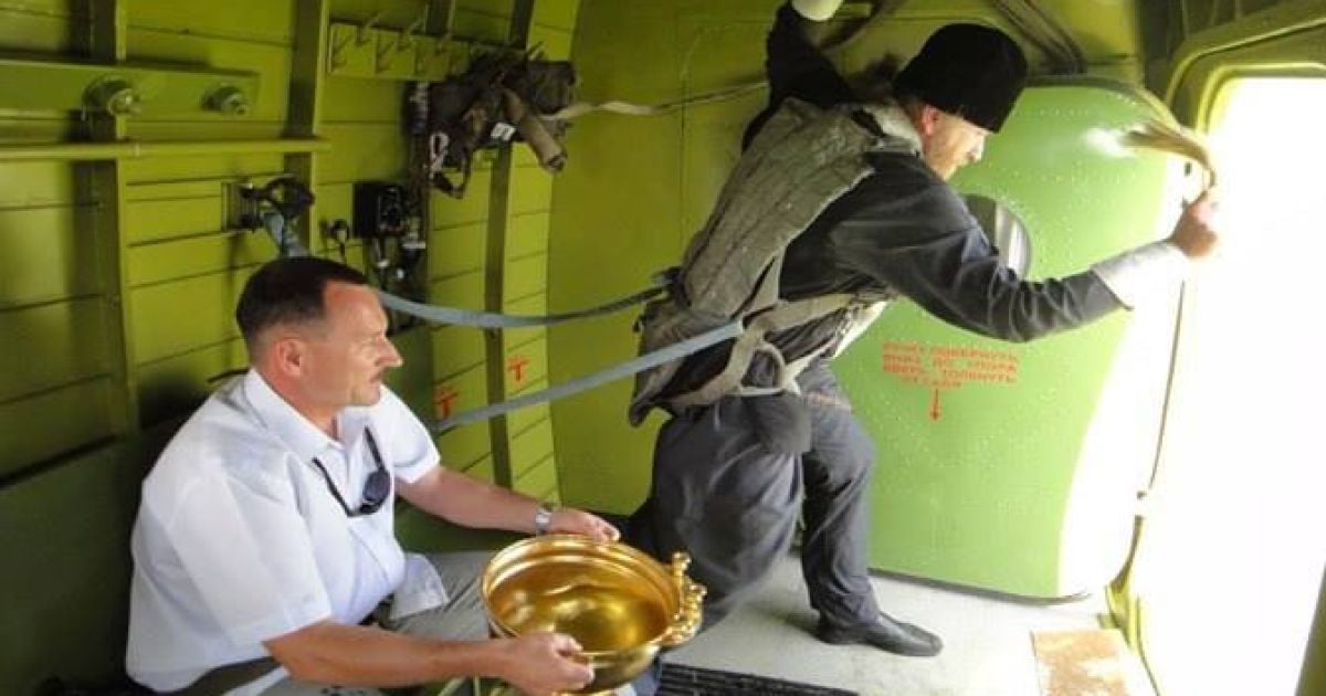 Росію рятуватимуть молитвою з гелікоптера.