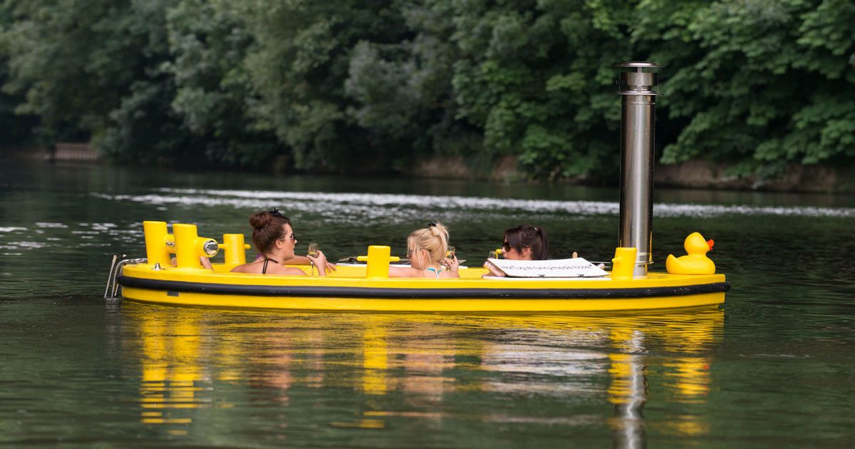 Британці плавають по Темзу у джакузі. / © the runnymede-on-thames