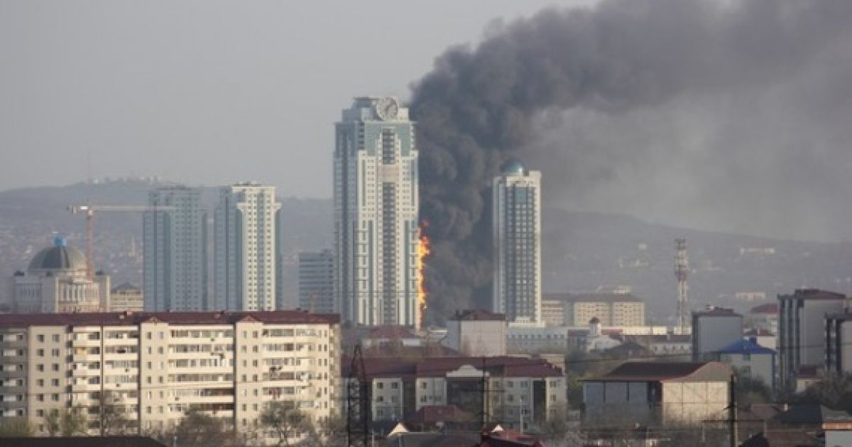 У Центрі Грозного палає елітна багатоповерхівка / © pvo.guns.ru