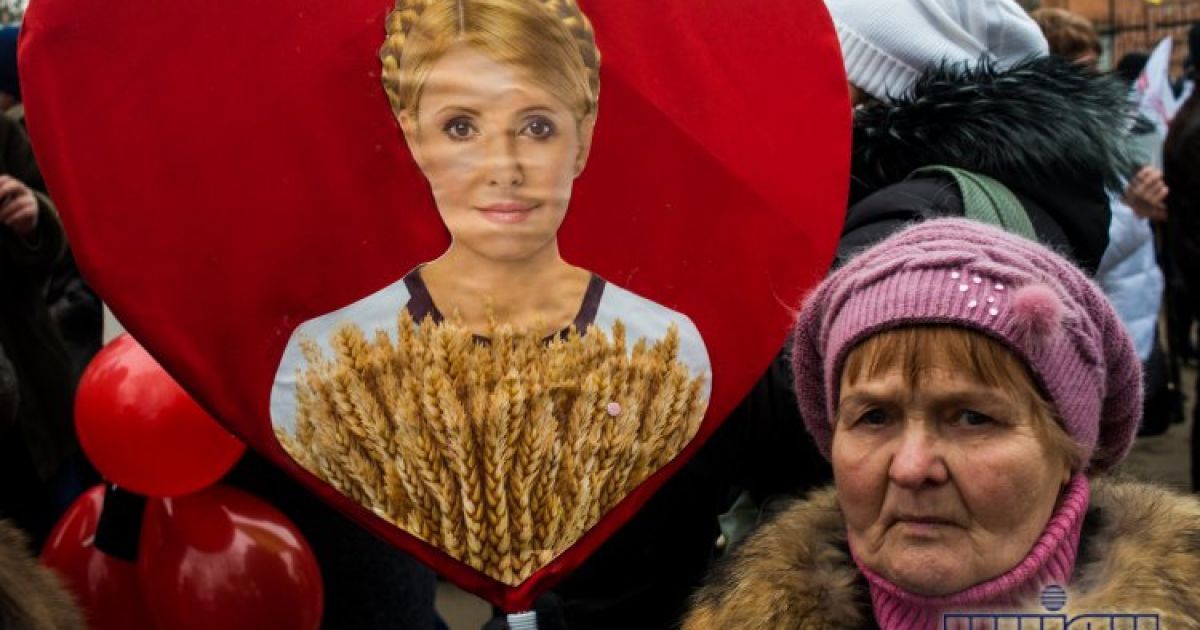Під вікнами лікарні Тимошенко на свята збираються її прибічники / © УНІАН
