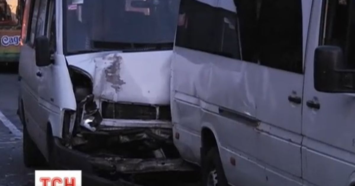 У центрі Запоріжжя зіштовхнулися 2 маршрутки