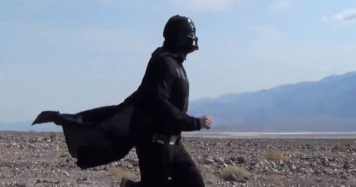 Дарт Вейдер пробіг по пустелі 1,6 кілометра.