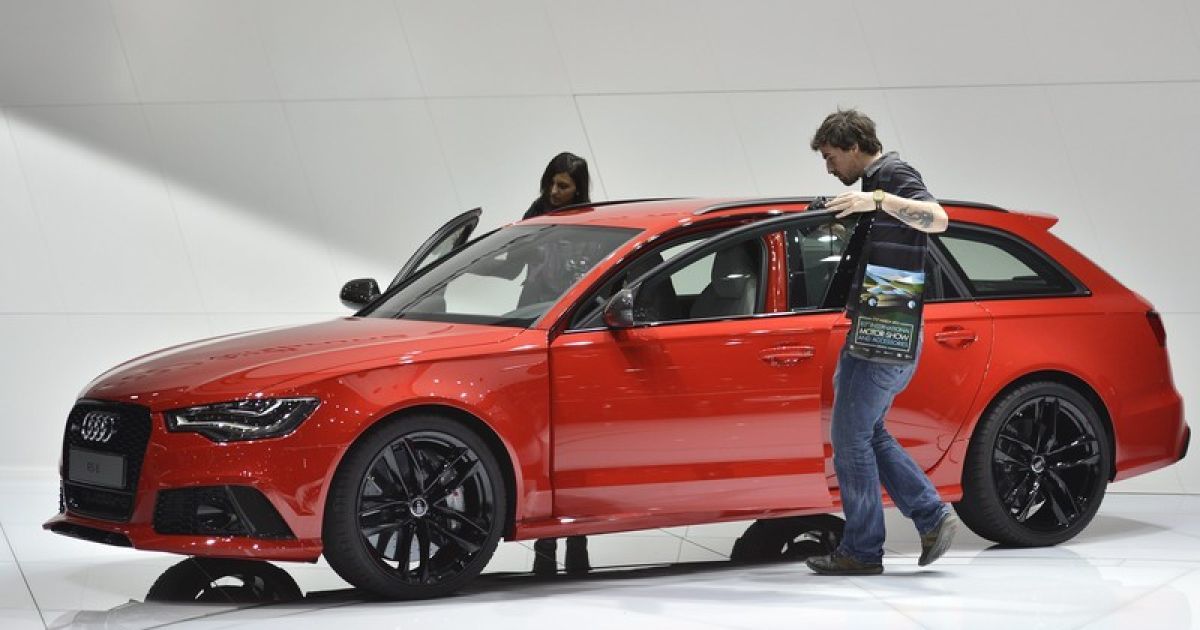 Українцям заборонили купувати дорогі авто за готівку