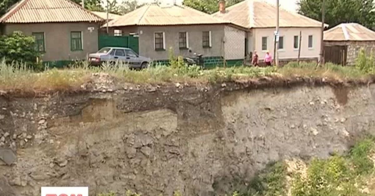 Людям щодня загрожує величезний котлован