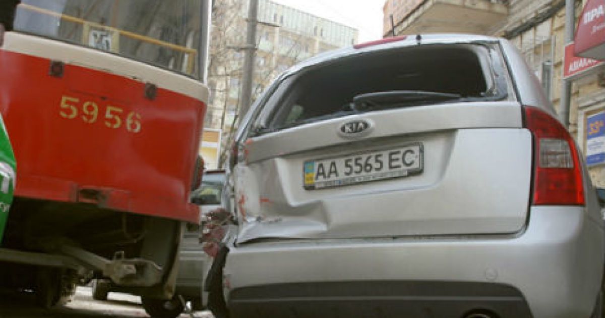 Зійшли з рейок задні колеса трамваю