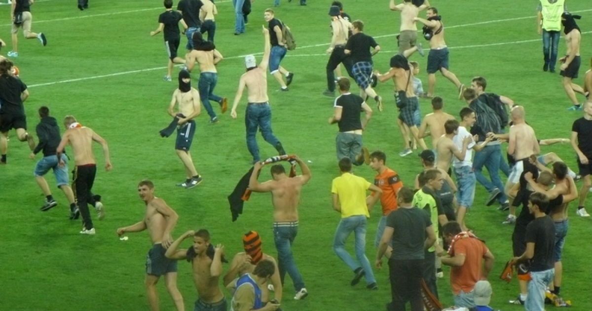 Фанати масово вибігли на поле