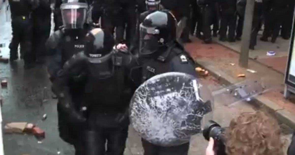 Полісмени не змогли угомонити натовп.