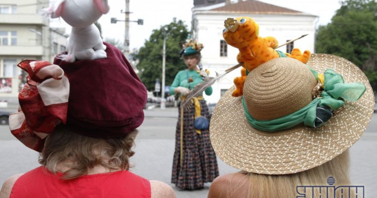 Учасниці балу капелюшків робили головні убори власноруч