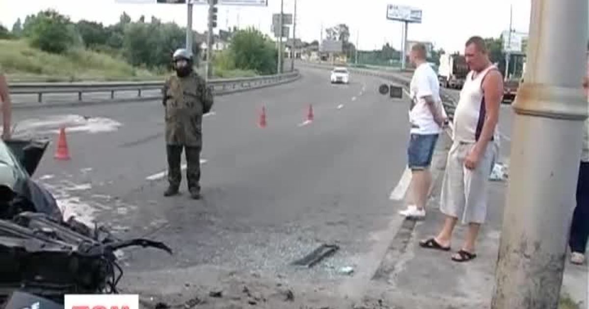 У Києві водій розтрощив позашляховик Mitsubishi об електроопору