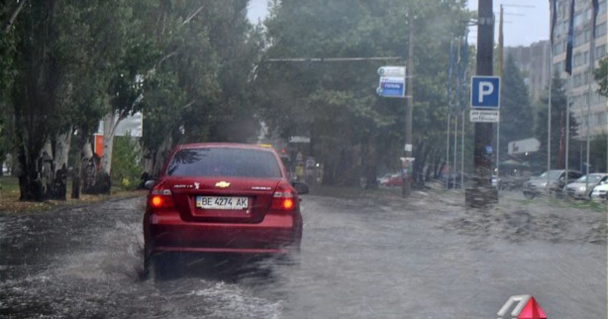 Злива примусила місцеву владу скасувати святкові заходи до дня Миколаєва.