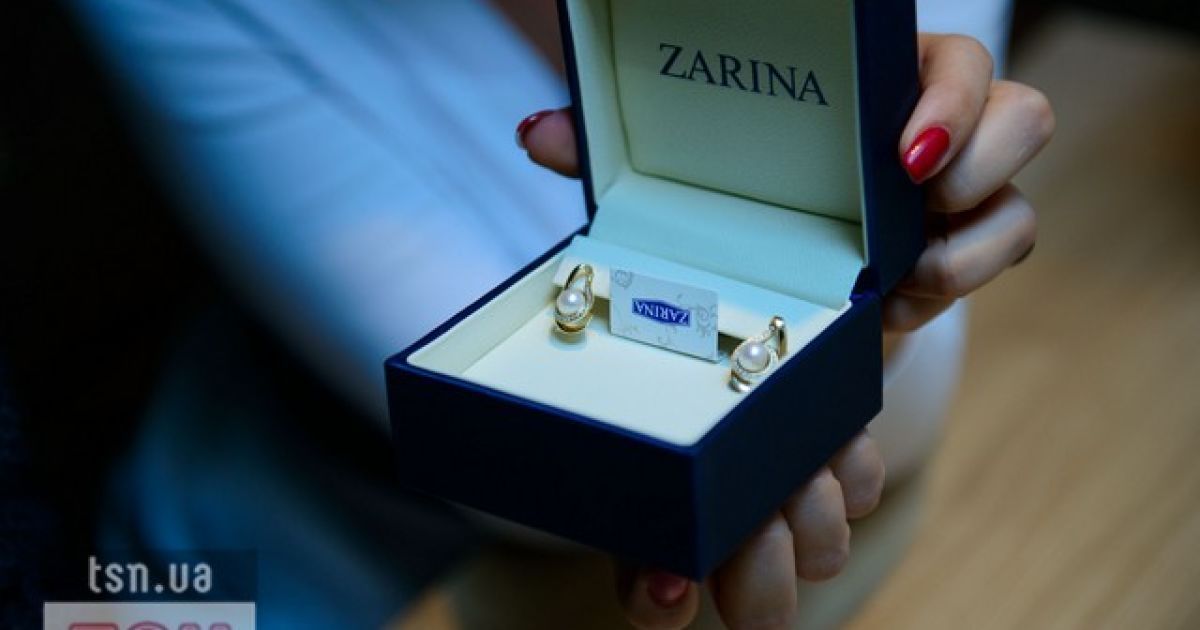 ... подарував розкішні сережки з перлами від Zarina...