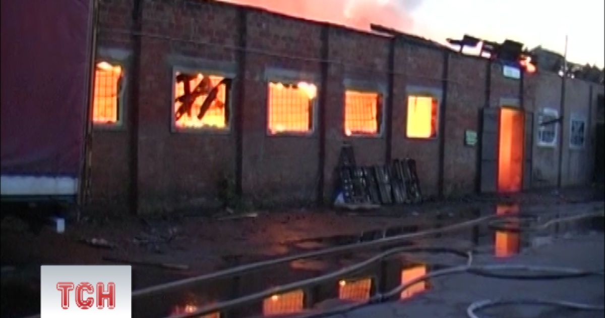 Вогонь палав на складі майже 5 годин