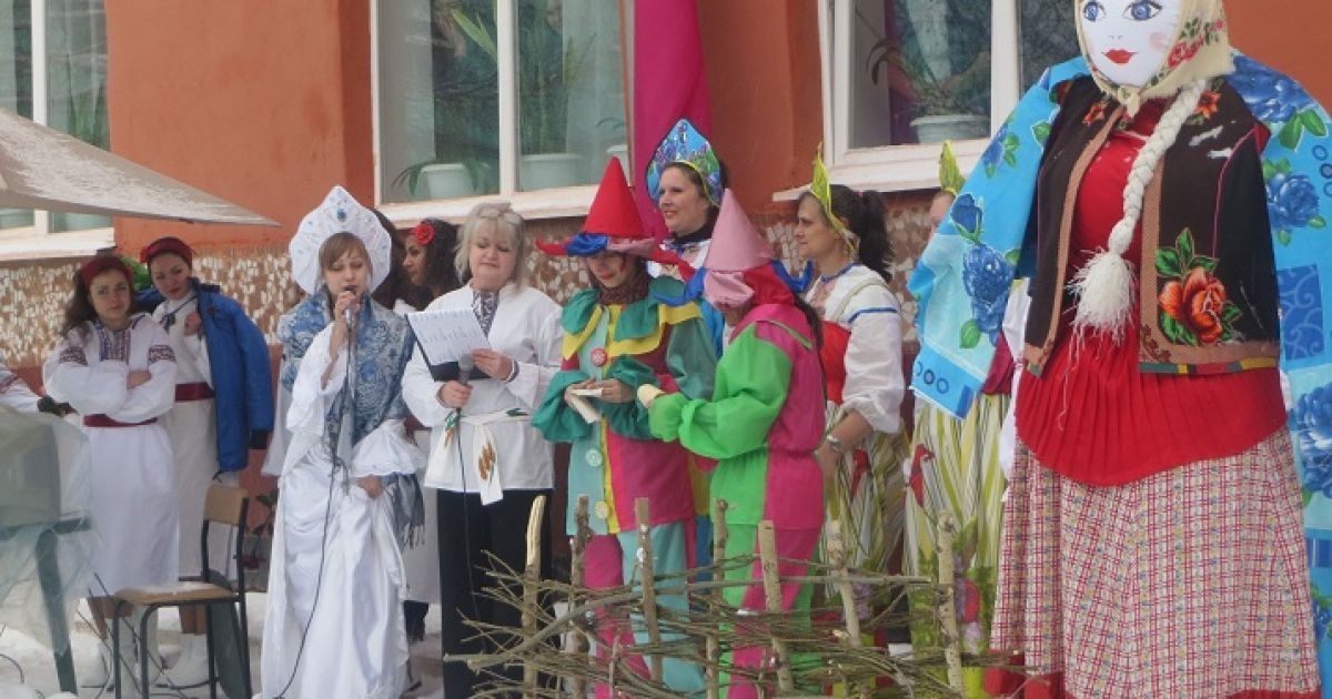 У колонії Тимошенко напекли млинців і спалять жінку з косою