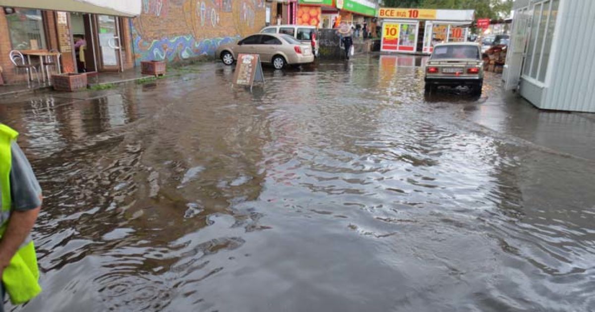 Частина Києва затопило