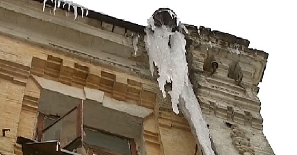 Бурульки загрожують жителям столиці