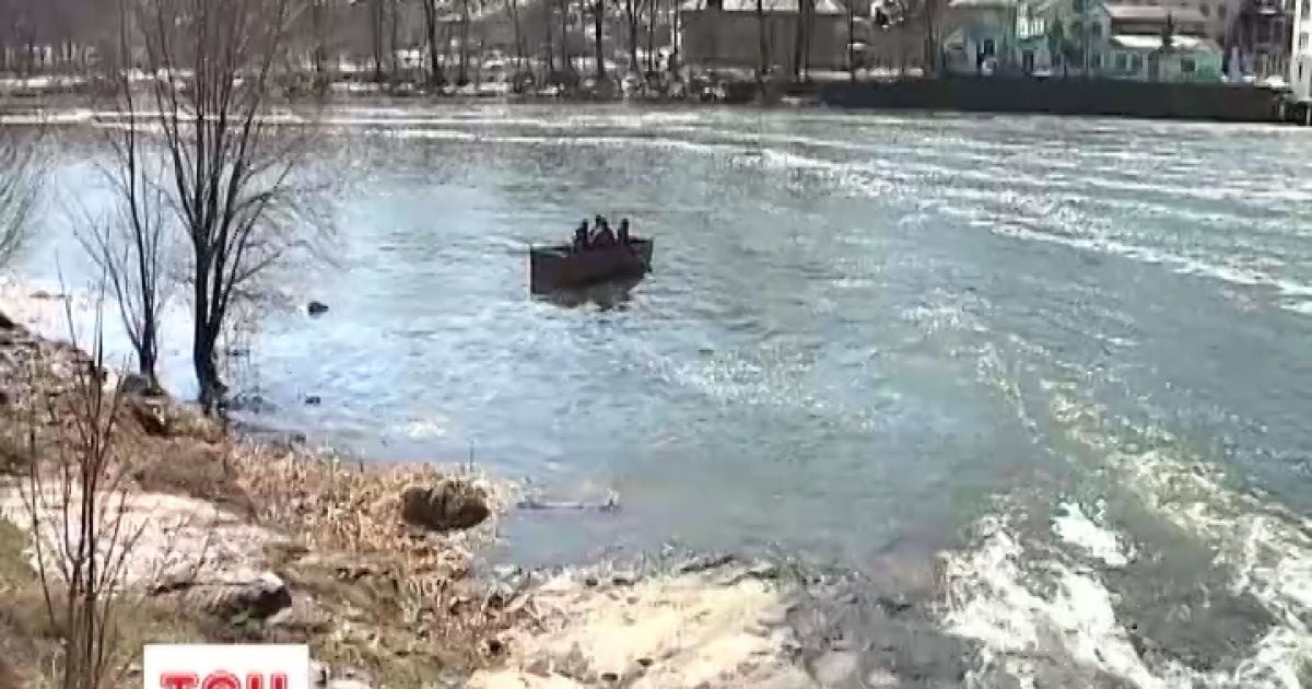 Вода позбавила людей переправи