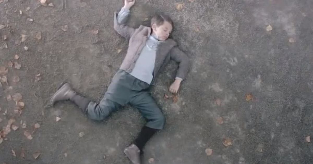 В неофіційній рекламі Mercedes вбиває Гітлера в дитинстві.