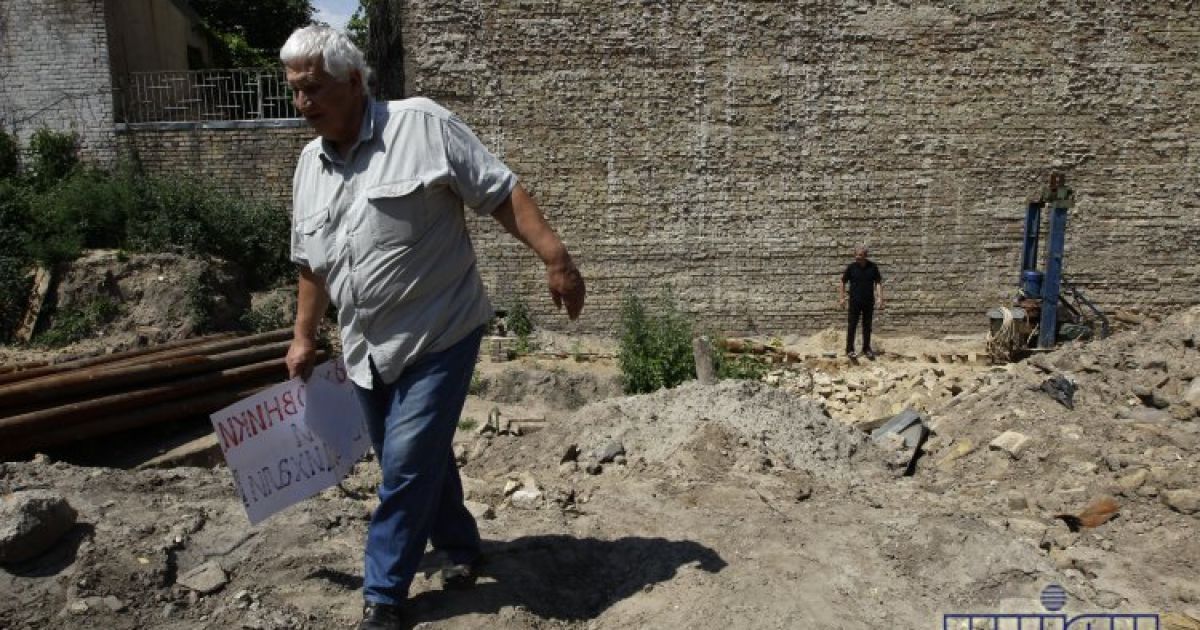 Місцеві жителі знесли паркан на будівництві / © УНІАН