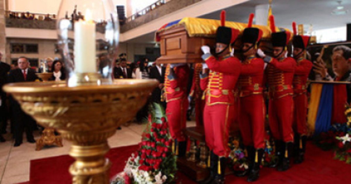 Труну несли військові, одягнені в форму гусарів