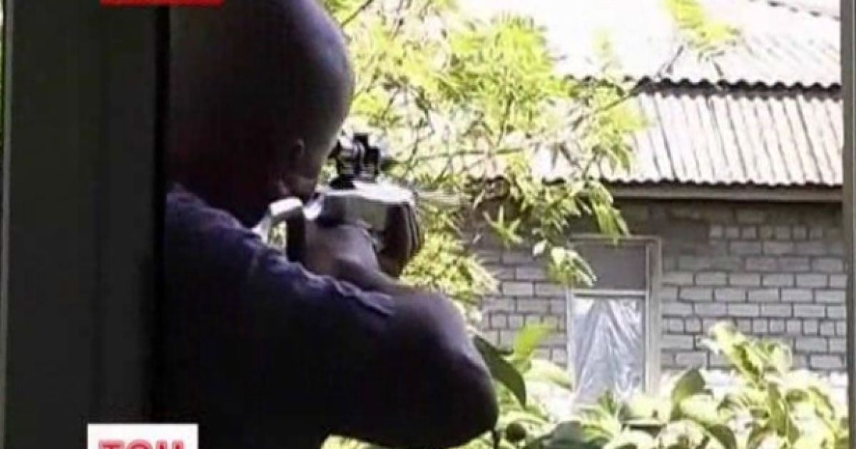 Люди бояться за своє життя через віконного снайпера